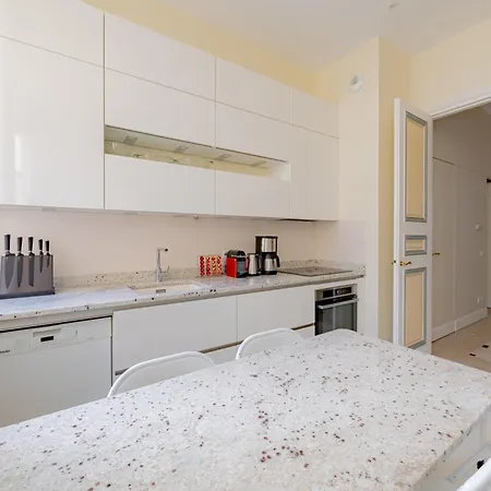 Timeless Elegance In Apartman